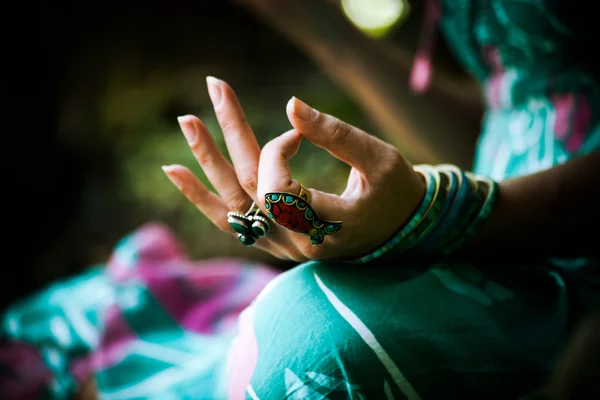 Крупный план женской ручной практики йоги — стоковое фото