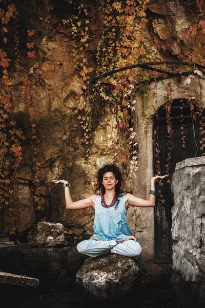 Vrouw praktijk yoga op rots — Stockfoto