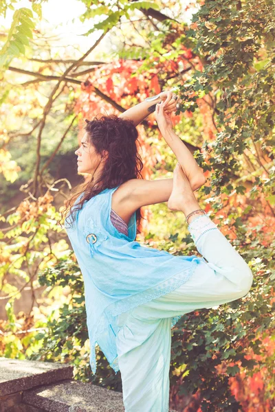 Donna pratica yoga all'aperto — Foto Stock