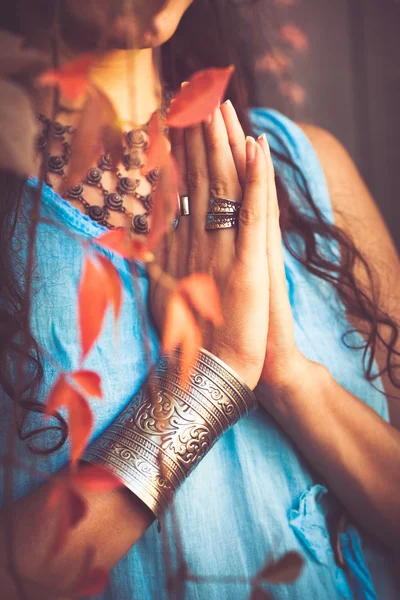 Крупным планом руки женщины в жесте намаста — стоковое фото