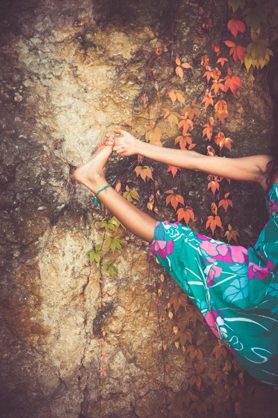 Femme pratique yoga extérieur gros plan — Photo