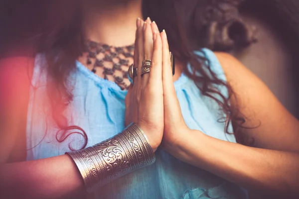 Крупным планом руки женщины в жесте намаста — стоковое фото
