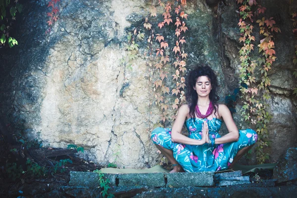 Kvinna i yoga meditation utomhus — Stockfoto