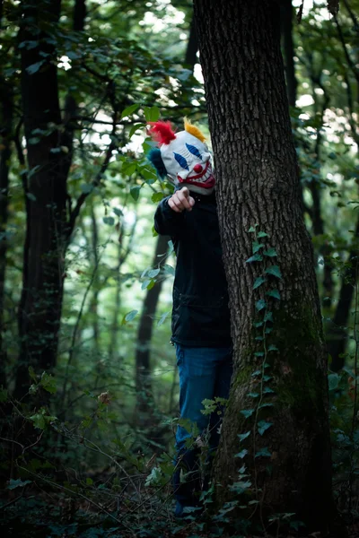 Payaso aterrador en el bosque — Foto de Stock