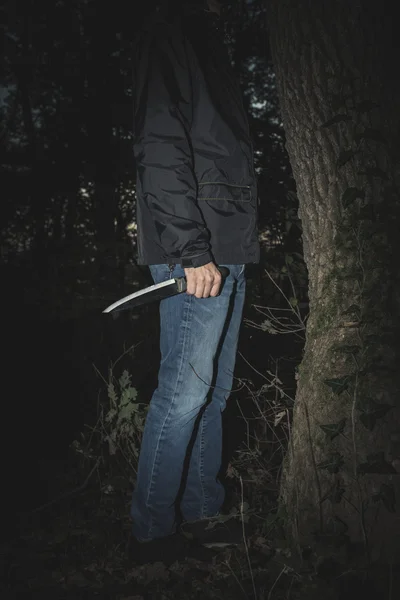 Mann mit Messer im Wald — Stockfoto