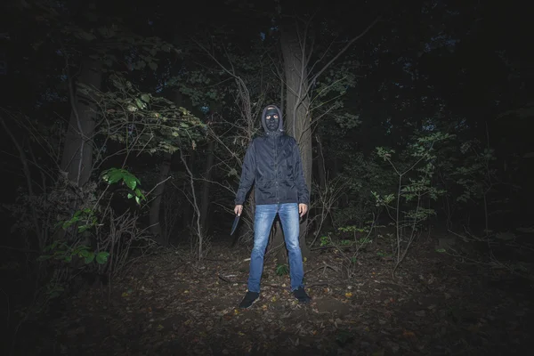 Mann mit Maske und Messer im Wald — Stockfoto