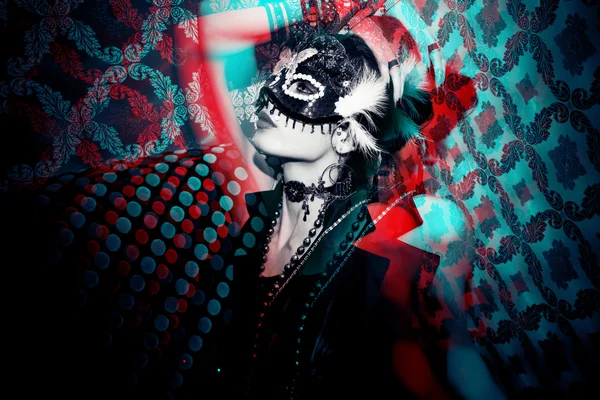 Žena s maskou v nočním klubu — Stock fotografie