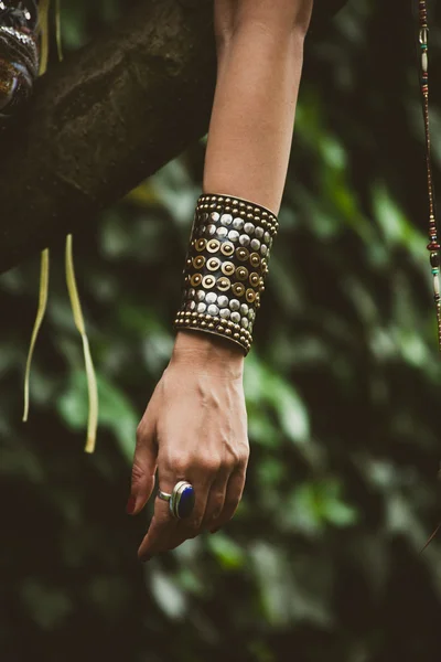 Кольцо и массивный браслет на руке женщины — стоковое фото