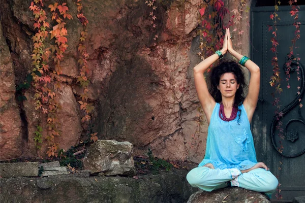 Mujer practica yoga al aire libre — Foto de Stock