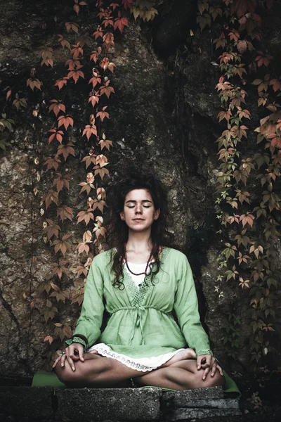 Femme yoga pratique en plein air — Photo