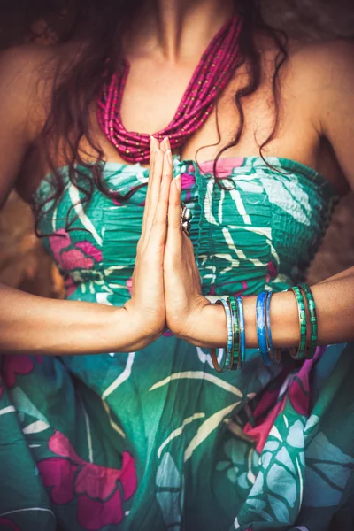 Primer plano de las manos de la mujer practicar yoga al aire libre —  Fotos de Stock