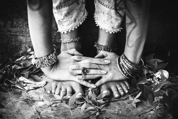 Primo piano di piedi donna in posizione yoga all'aperto — Foto Stock