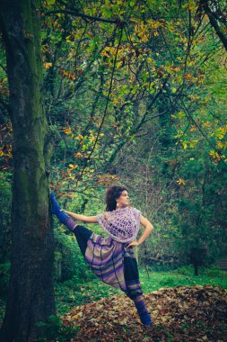 Genç kadın pratik yoga açık