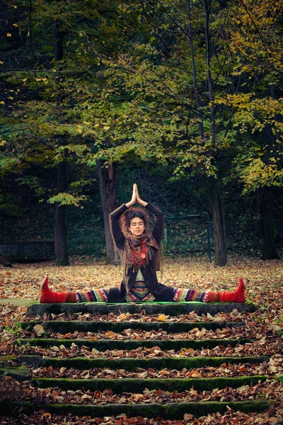 Donna pratica yoga all'aperto — Foto Stock