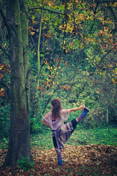 Mujer joven practica yoga al aire libre — Foto de Stock