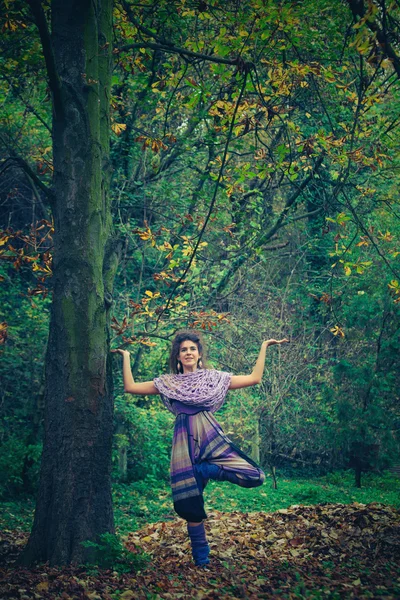 Jeune femme heureuse pratique yoga en plein air — Photo