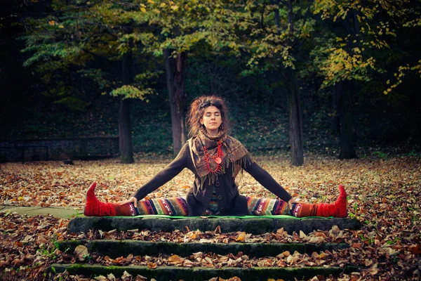 Mujer practica yoga al aire libre —  Fotos de Stock