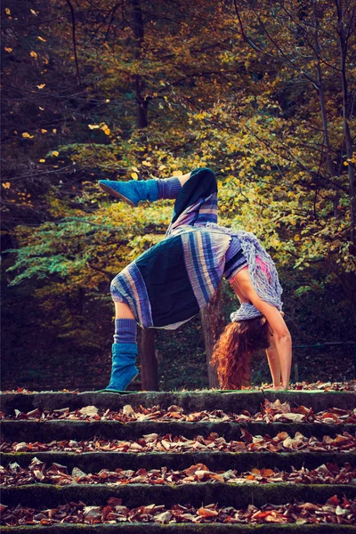 Junge Frau praktiziert Yoga im Freien — Stockfoto