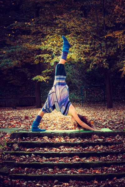 Молода жінка практикує йогу в осінньому парку — стокове фото
