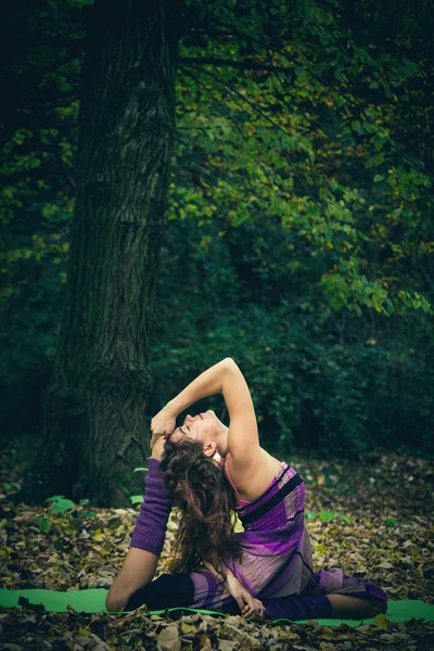 年轻女子练习瑜伽户外 — 图库照片