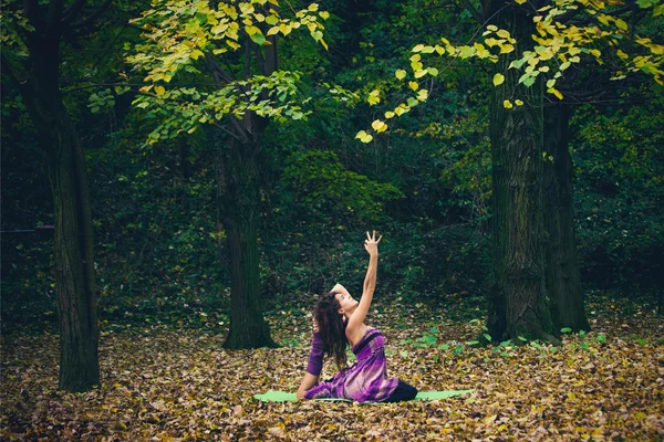 Giovane donna pratica yoga all'aperto — Foto Stock