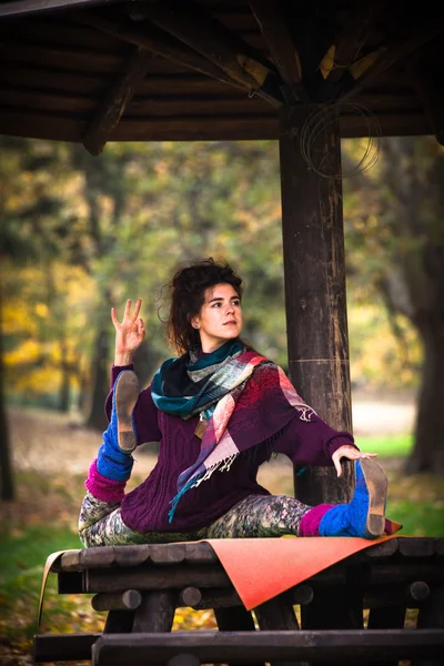 Sonbahar yoga kadın Park — Stok fotoğraf