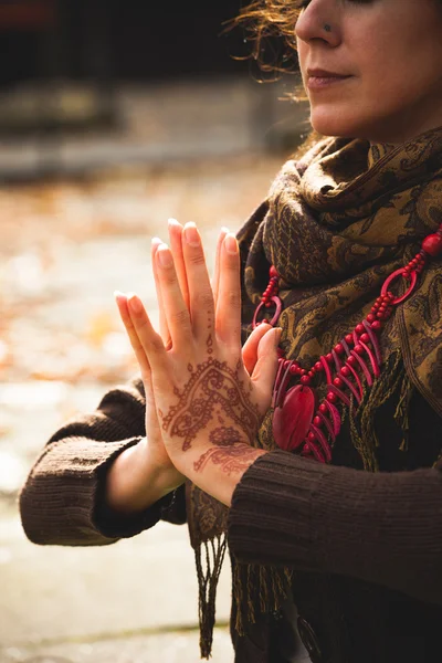 Close-up de mãos de mulher com henna afogamento — Fotografia de Stock