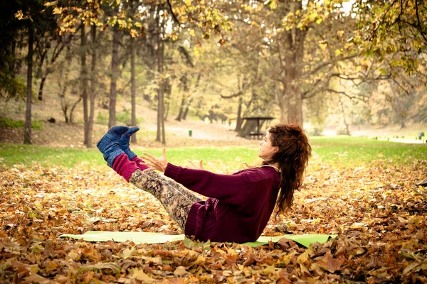 Frau übt Yoga-Balance im Freien — Stockfoto