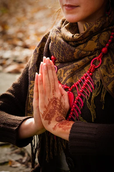 Closeup of woman hands with henna drowing — Stok Foto