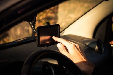 adam arabada GPS ayarlama