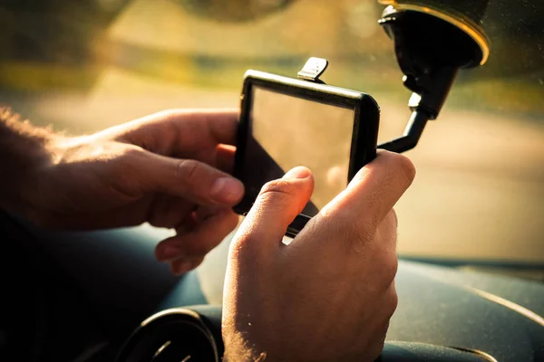 Hombre ajustando gps en coche — Foto de Stock