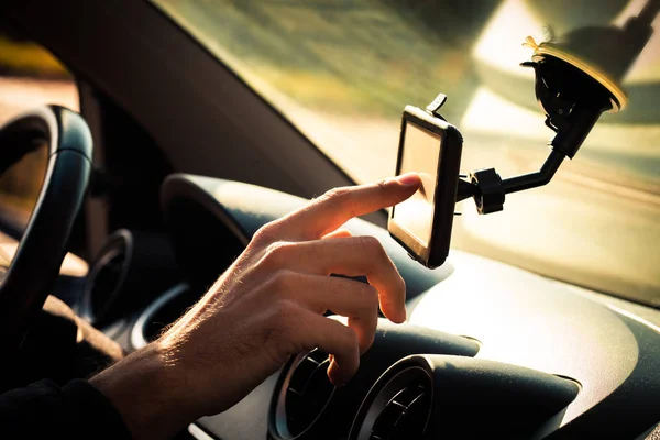 Hombre ajustando gps en coche — Foto de Stock