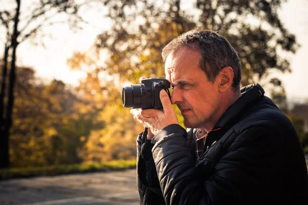 Photographer with digital camera outdoor — Stock Photo, Image