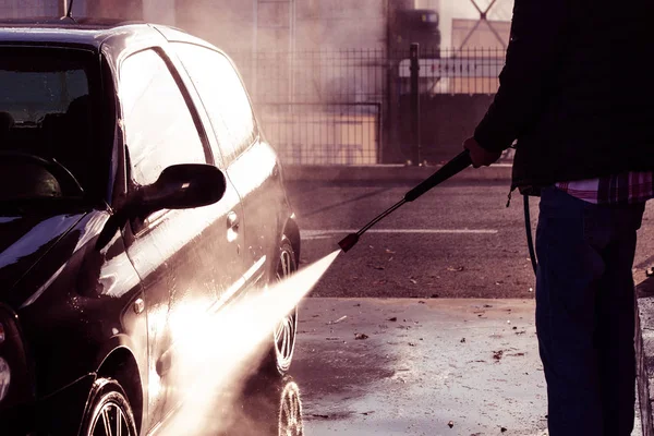 Człowiek, mycia samochodu z myjki ciśnieniowej — Zdjęcie stockowe