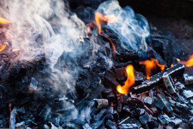 kömür hazırlamak için yemek ızgara