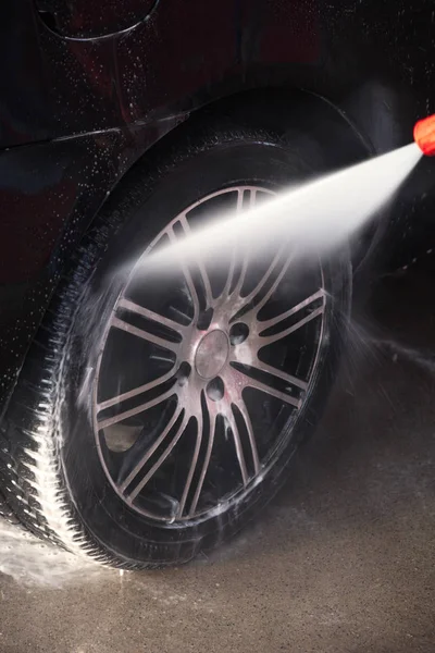Zbliżenie, mycia kół samochodu — Zdjęcie stockowe