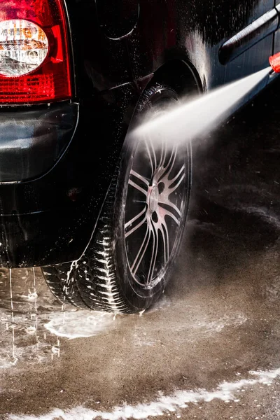 Zbliżenie, mycia kół samochodu — Zdjęcie stockowe