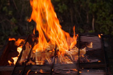 Barbekü Izgara alev kapatın