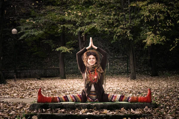 Молода жінка практикує йогу на відкритому повітрі осінь — стокове фото