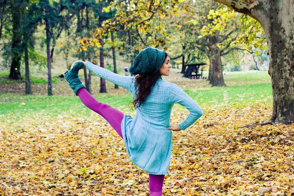 Őszi park gyakorlat jóga fiatal nő — Stock Fotó