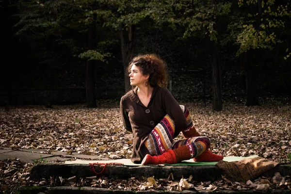 Jovem mulher praticar ioga outono ao ar livre — Fotografia de Stock
