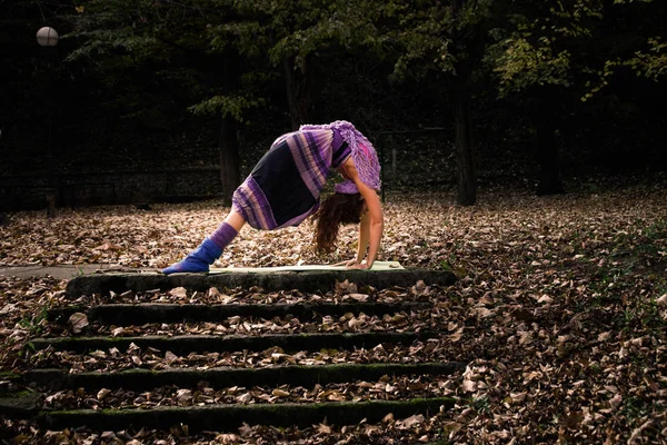 Junge Frau praktiziert Yoga im Freien Herbst — Stockfoto