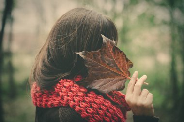 sonbahar yaprak gizle yüzü açık olan kadın