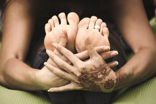 Práctica de yoga mujer primer plano manos y pies — Foto de Stock