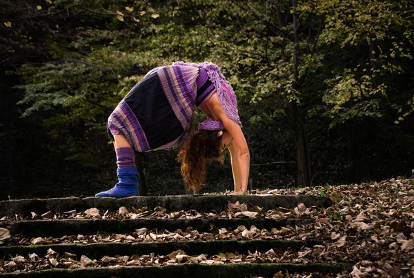 Jeune femme pratique le yoga en plein air automne — Photo