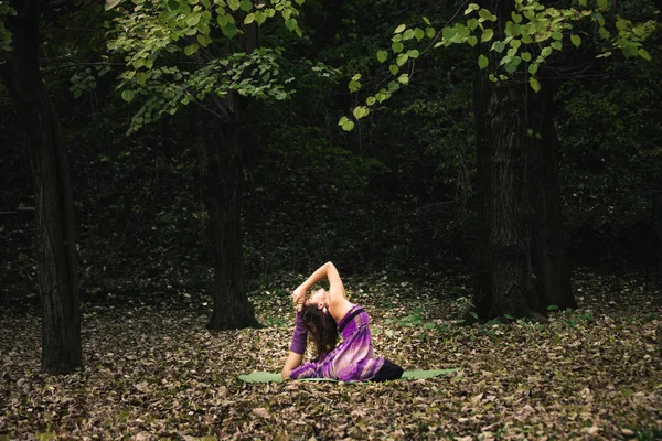 年轻女子练习瑜伽户外秋 — 图库照片