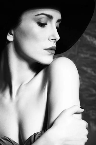 Eleganta kvinnan skönhet porträtt med hatt bw — Stockfoto