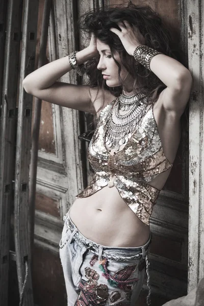 아름 다운 boho 스타일 젊은 여자 — 스톡 사진