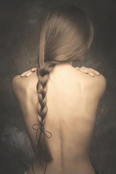 Mujer íntima retrato espalda desnuda y trenza larga — Foto de Stock