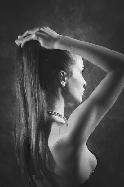 Elegante donna con capelli lunghi ritratto di bellezza bw — Foto Stock